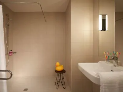 Отель Moxy Vienna Airport Швехат