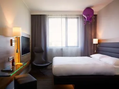 Отель Moxy Vienna Airport Швехат