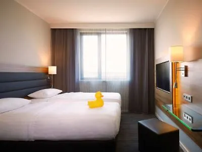 Отель Moxy Vienna Airport Швехат