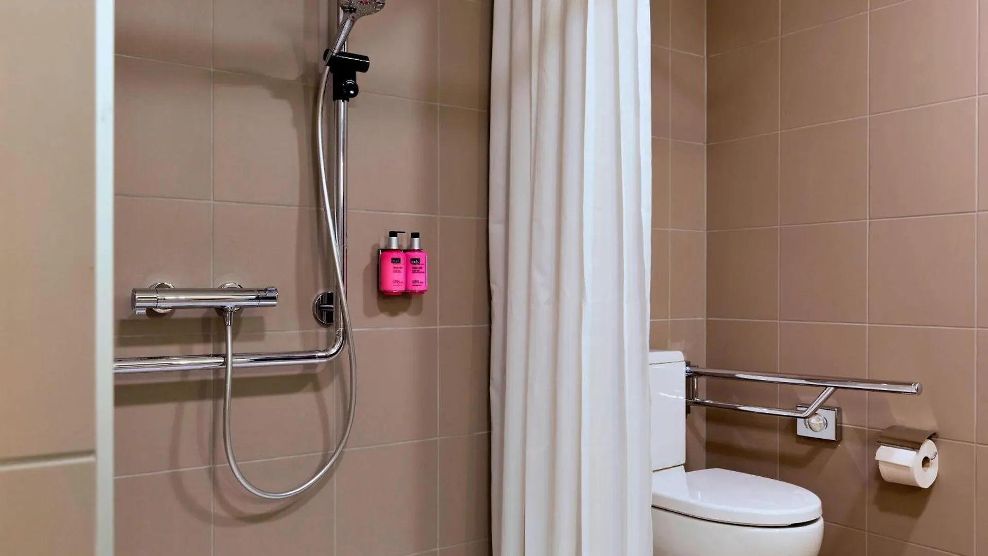 ***  Moxy Vienna Airport Hotel Austria