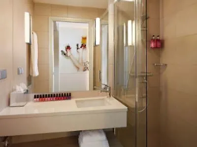 Moxy Vienna Airport Hotel 3*, Schwechat